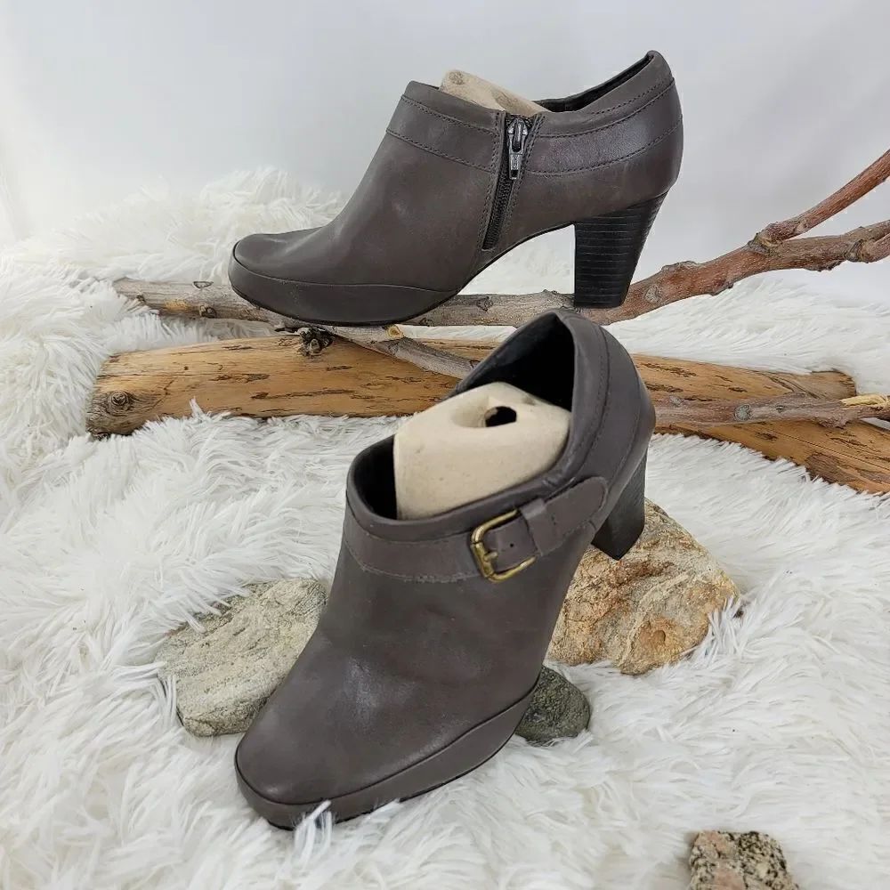 Clarks short bootie dark taupe